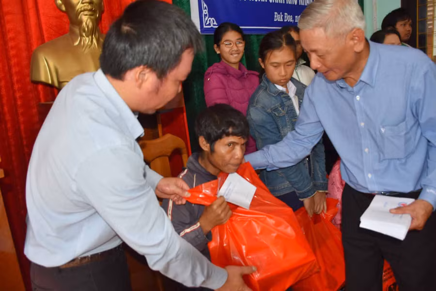 Trao tặng quà cho người khuyết tật huyện Đak Đoa. Ảnh: Hà Phương