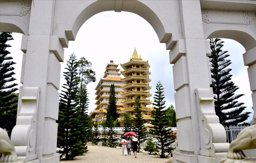 Chùa Lá là tên gọi dân gian của Vạn Linh tự (chùa Vạn Linh) nằm trên triền Vồ Bồ Hong - đỉnh cao nhất trong 5 vồ (đỉnh cao của núi) trong dãy Núi Cấm - ngọn núi hùng vĩ nhất trong dãy Thấy Sơn huyền bí. Ảnh: Chùa Lá nhìn từ cổng tam quan. Ảnh: L.T