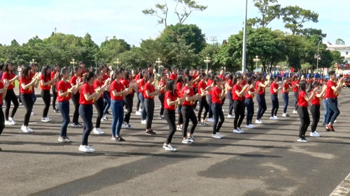Biểu diễn dân vũ tại Ngày hội Tôi yêu Tổ quốc tôi (ảnh doanthanhnien)