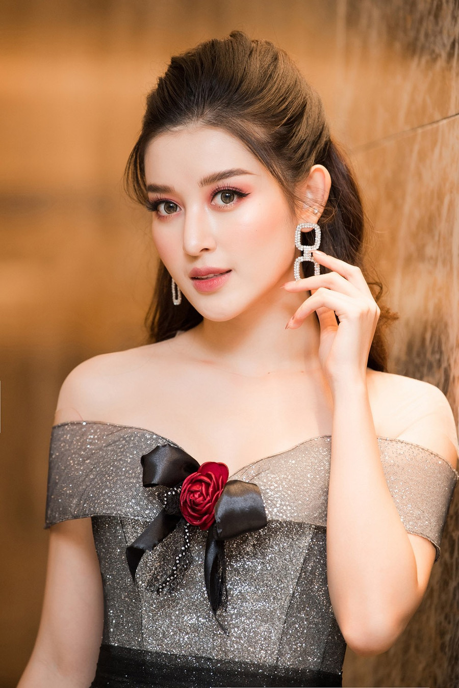 Á hậu Huyền My khoe nét đẹp tươi trẻ.