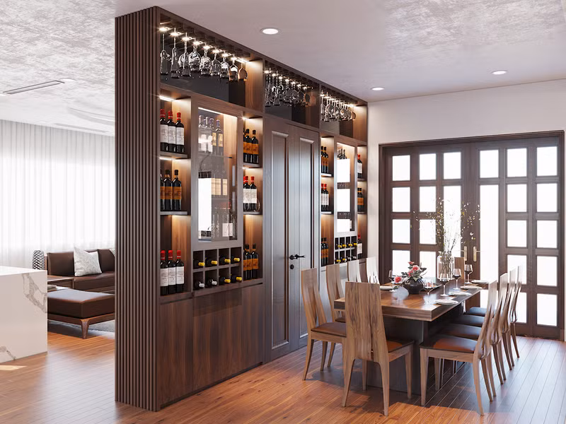  Chủ nhà đã rất thông minh khi sử dụng kệ rượu để làm vách ngăn giữa phòng khách và bàn ăn.