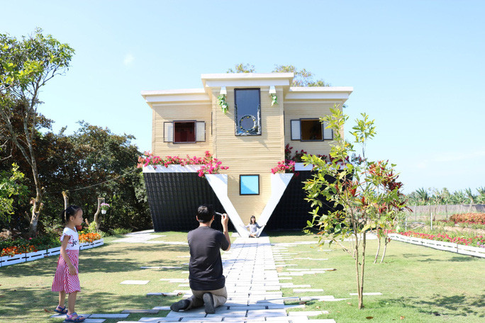 Tạo dáng chụp ảnh độc đáo với mô hình ngôi nhà úp ngược Tạo dáng chụp ảnh độc đáo với mô hình ngôi nhà úp ngược