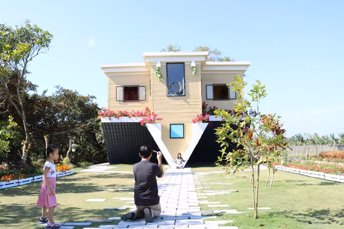Tạo dáng chụp ảnh độc đáo với mô hình ngôi nhà úp ngược