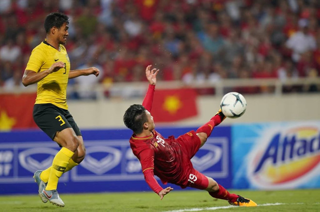 Bàn thắng đẹp mắt của Quang Hải (áo đỏ) giúp VN đánh bại Malaysia 1-0 ở lượt đi trên sân Mỹ Đình - Ảnh: ĐỘC LẬP