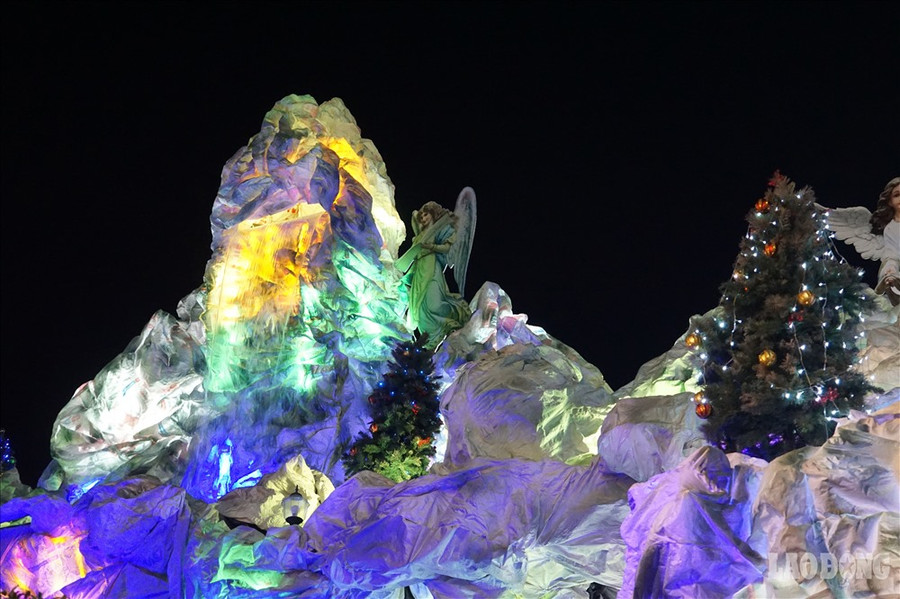 Thay vì dùng giấy bóng, các gia đình tại xóm đạo trên đường Phạm Thế Hiển (quận 8, TPHCM) sử dụng bao nhựa PP để trang trí các hang đá khổng lồ. Điều này được lý giải là do bao nhựa PP nhìn bắt mắt và dễ dàng trang trí theo nhiều kiểu sáng tạo hơn. 