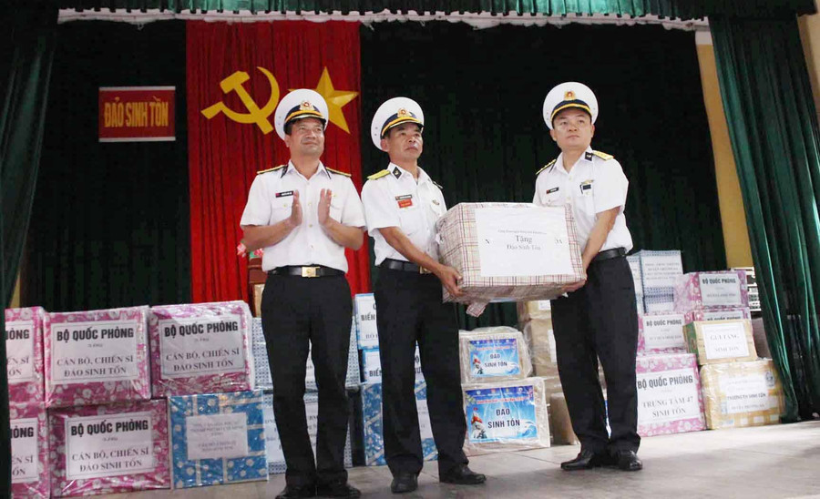 Thượng tá Nguyễn Đức Đô-Trưởng Đoàn công tác tặng quà cho cán bô, chiến sĩ đảo Sinh Tồn. Ảnh: Nguyễn Diệp