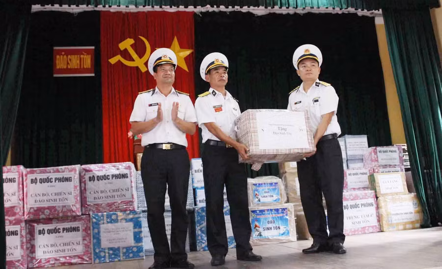 Thượng tá Nguyễn Đức Đô-Trưởng Đoàn công tác tặng quà cho cán bô, chiến sĩ đảo Sinh Tồn. Ảnh: Nguyễn Diệp