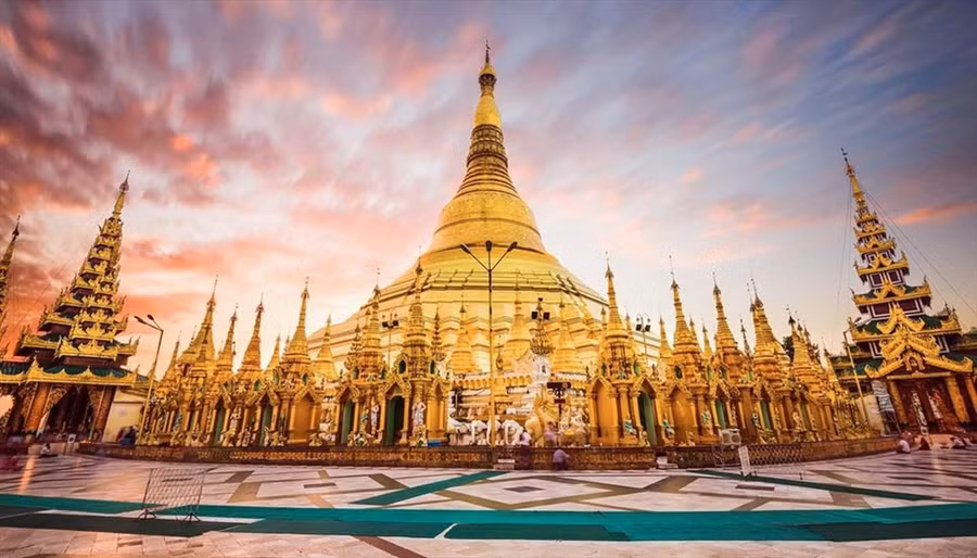 Chùa Shwedagon (Yangon, Myanma) sở hữu bảo tháp cao 110 m được bao phủ hoàn toàn bằng vàng. Đỉnh chùa được nạm 4.531 viên kim cương, trong đó viên lớn nhất nặng 72 carat. Ảnh: Gody.