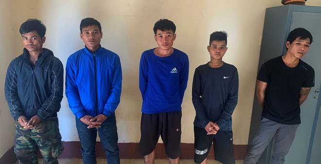 Các nghi phạm bị tạm giữ tại cơ quan công an - Ảnh: Ngọc Hạ