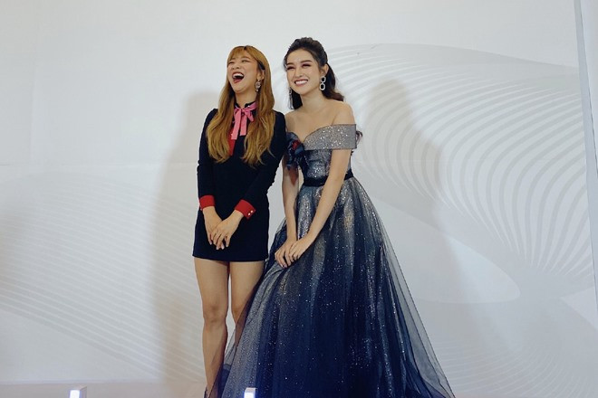 Cả hai người đẹp khá thân thiết dù mới gặp nhau lần đầu.