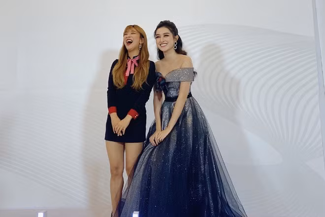 Cả hai người đẹp khá thân thiết dù mới gặp nhau lần đầu.