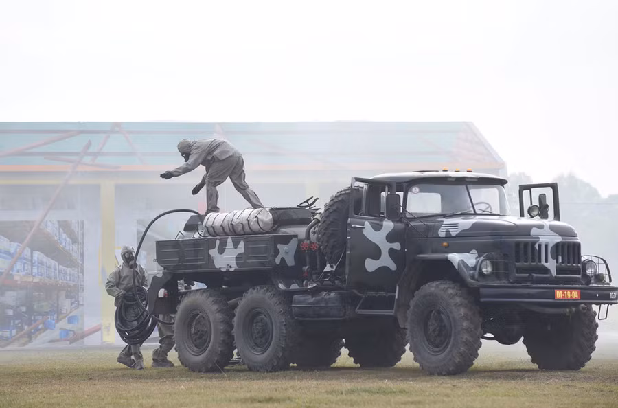  Lực lượng cứu hộ tiếp cận hiện trường - Ảnh: DUYÊN PHAN