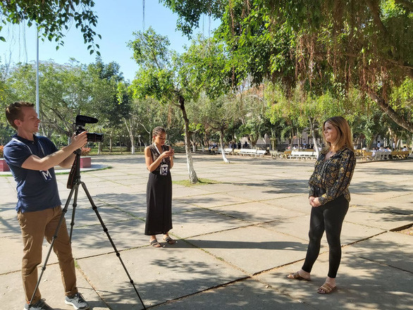  Jenna Bush Hager - người dẫn chương trình Đài NBC. Jenna Bush Hager là con gái cựu tổng thống Bush đang chuẩn bị cảnh dẫn sáng 9-12 tại Long An - Ảnh: N.BÌNH