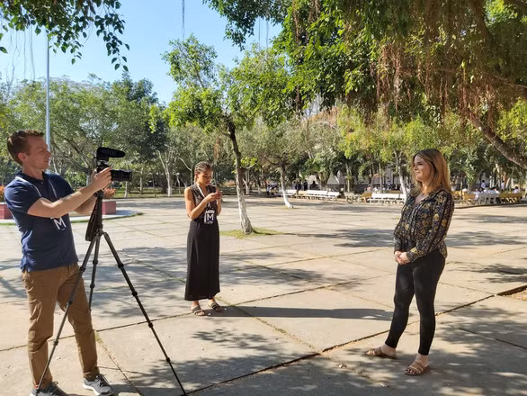  Jenna Bush Hager - người dẫn chương trình Đài NBC. Jenna Bush Hager là con gái cựu tổng thống Bush đang chuẩn bị cảnh dẫn sáng 9-12 tại Long An - Ảnh: N.BÌNH