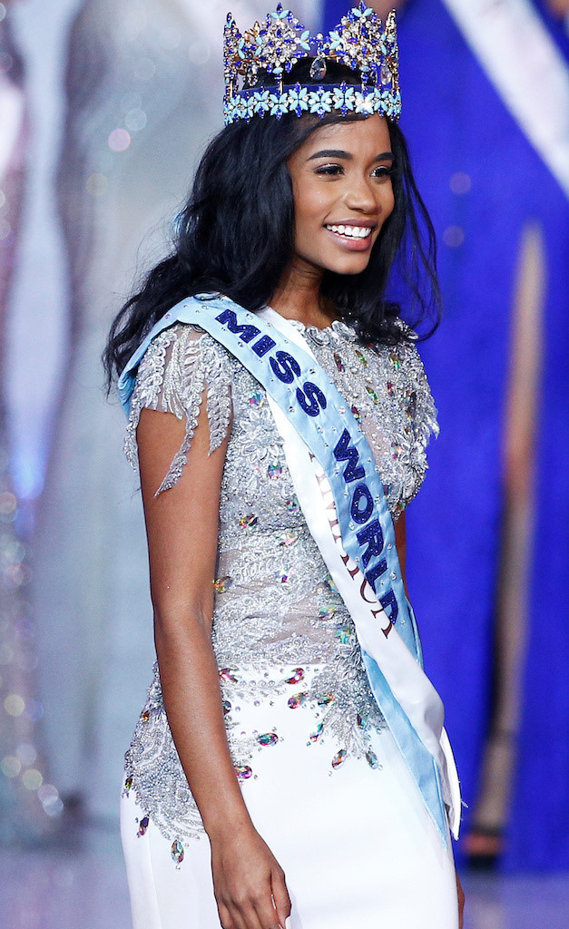 Sự kiện mỹ nhân Jamaica giành ngôi vị cao nhất của Hoa hậu thế giới 2019 đang là tâm điểm chú ý của truyền thông lẫn người hâm mộ sắc đẹp quốc tế. Không chỉ chinh phục ban giám khảo nhờ vẻ ngoài thanh tú với nụ cười rạng rỡ, ánh mắt cuốn hút và thân hình gợi cảm, mỹ nhân 23 tuổi còn nhận được nhiều lời khen ngợi với khả năng ứng xử thông minh khéo léo - ẢNH: REUTERS