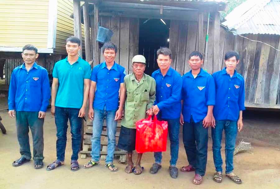 Đoàn viên thanh niên đoàn cơ sỡ xã Yang Trung (huyện Kông Chro, Gia Lai) thăm hỏi và tặng quà cho gia đình chính sách trên địa bàn xã. Ảnh: Trần Dung