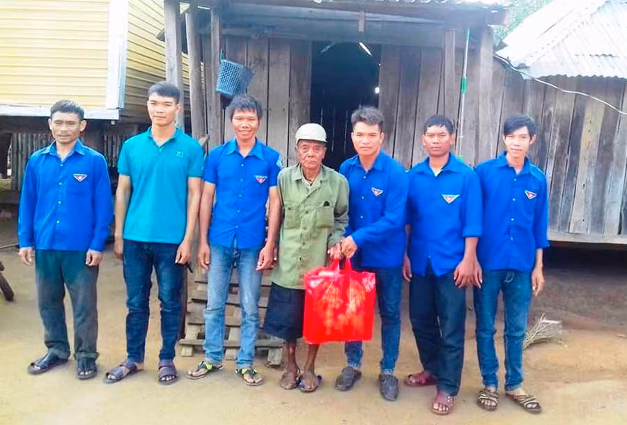 Đoàn viên thanh niên đoàn cơ sỡ xã Yang Trung (huyện Kông Chro, Gia Lai) thăm hỏi và tặng quà cho gia đình chính sách trên địa bàn xã. Ảnh: Trần Dung