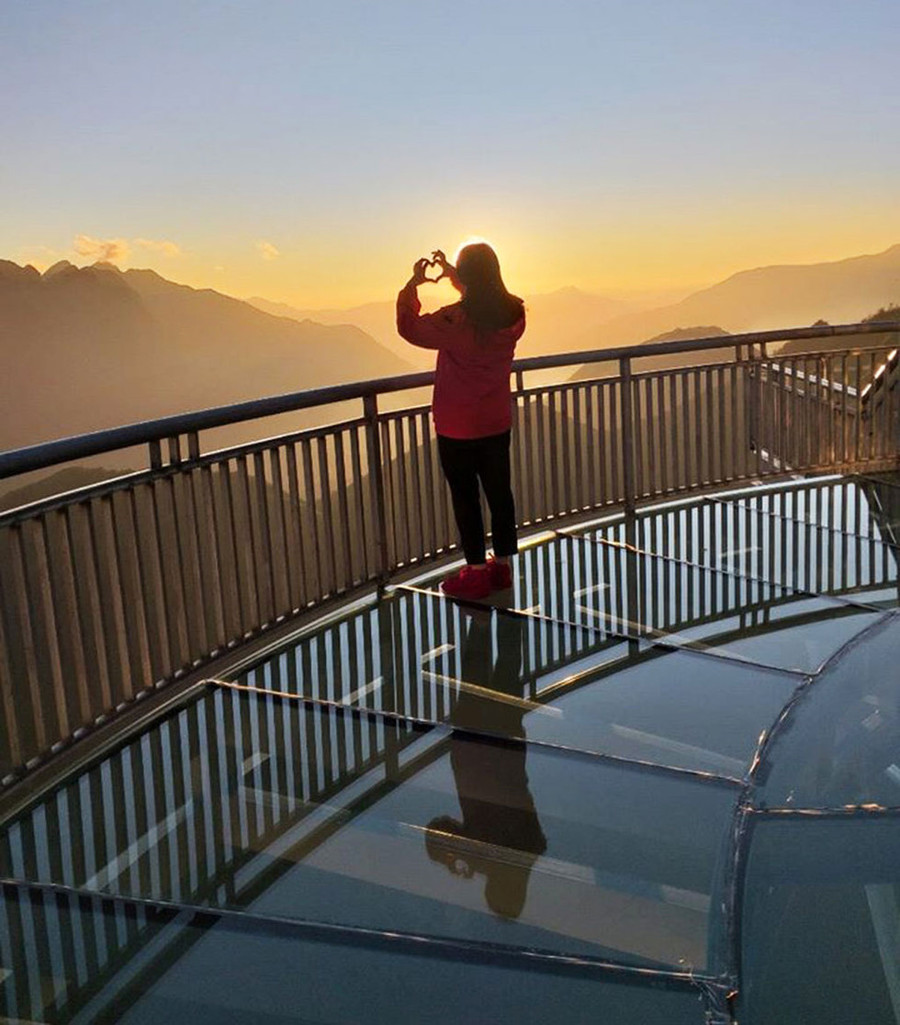 Cầu kính rồng mây được gắn chặt vào vách núi đá sa thạch của dãy Hoàng Liên Sơn