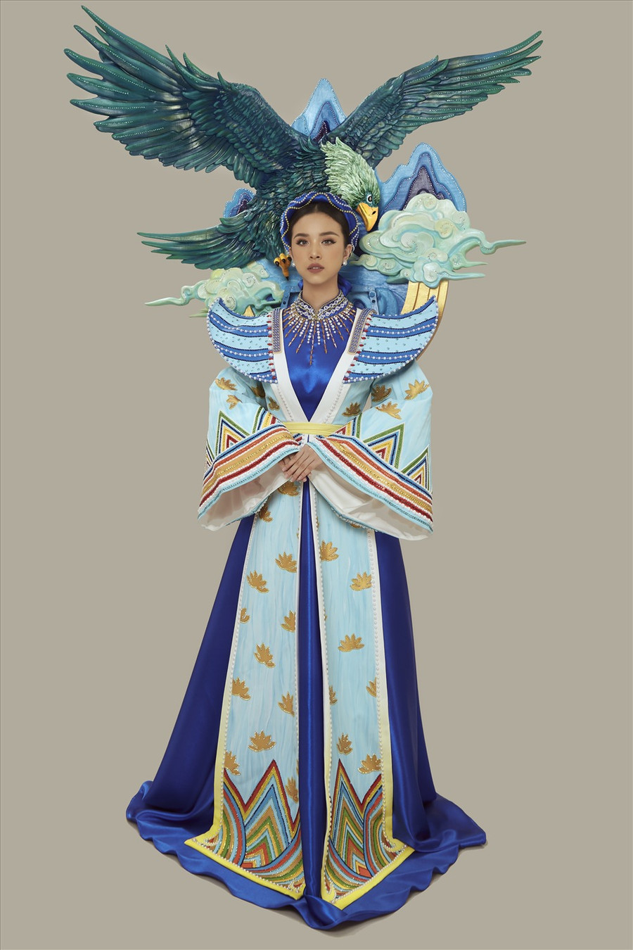 Khai thác hình ảnh đại bàng bắt cắp công chúa nhưng đã được hình tượng hóa một cách nên thơ, mềm mại và ý nghĩa hơn, nhà thiết kế Nguyễn Minh Tuấn đã thành công đưa hình ảnh cổ tích dân gian Việt Nam vào thời trang. Ảnh: Hoàng Phúc.