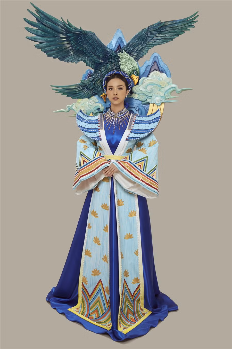 Khai thác hình ảnh đại bàng bắt cắp công chúa nhưng đã được hình tượng hóa một cách nên thơ, mềm mại và ý nghĩa hơn, nhà thiết kế Nguyễn Minh Tuấn đã thành công đưa hình ảnh cổ tích dân gian Việt Nam vào thời trang. Ảnh: Hoàng Phúc.
