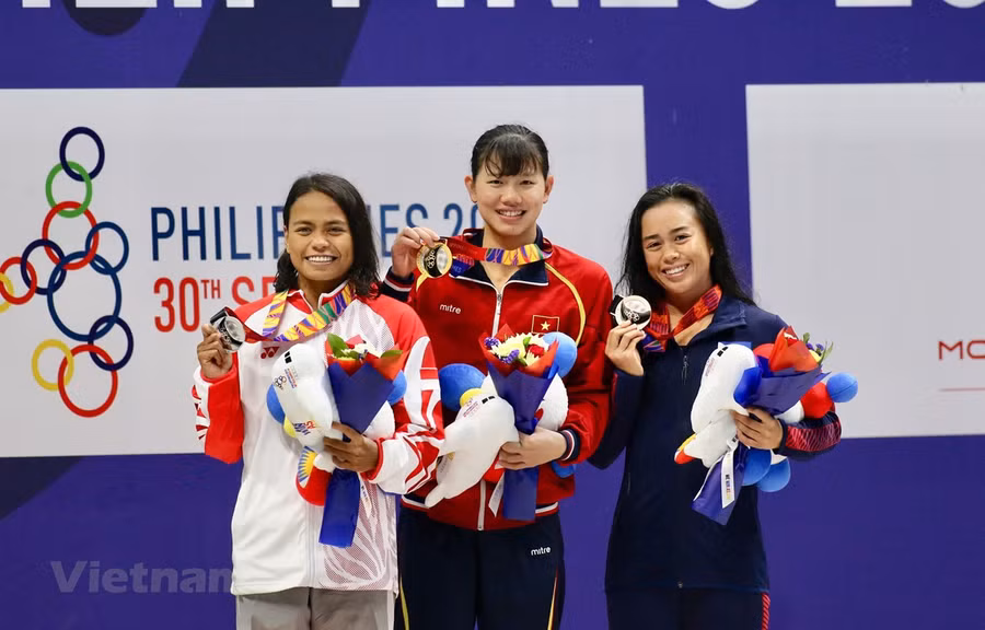 Ánh Viên (giữa) mang về 2 HCV cho đoàn Việt Nam trong ngày 6/12. (Ảnh: Vietnam+)