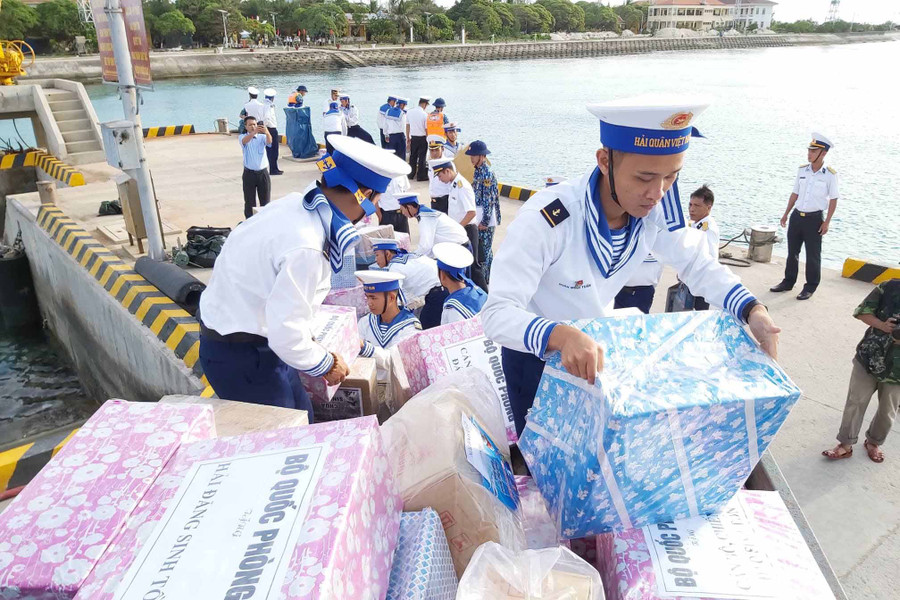 Tập kết quà Tết lên đảo Sinh Tồn. Ảnh: Nguyễn Diệp