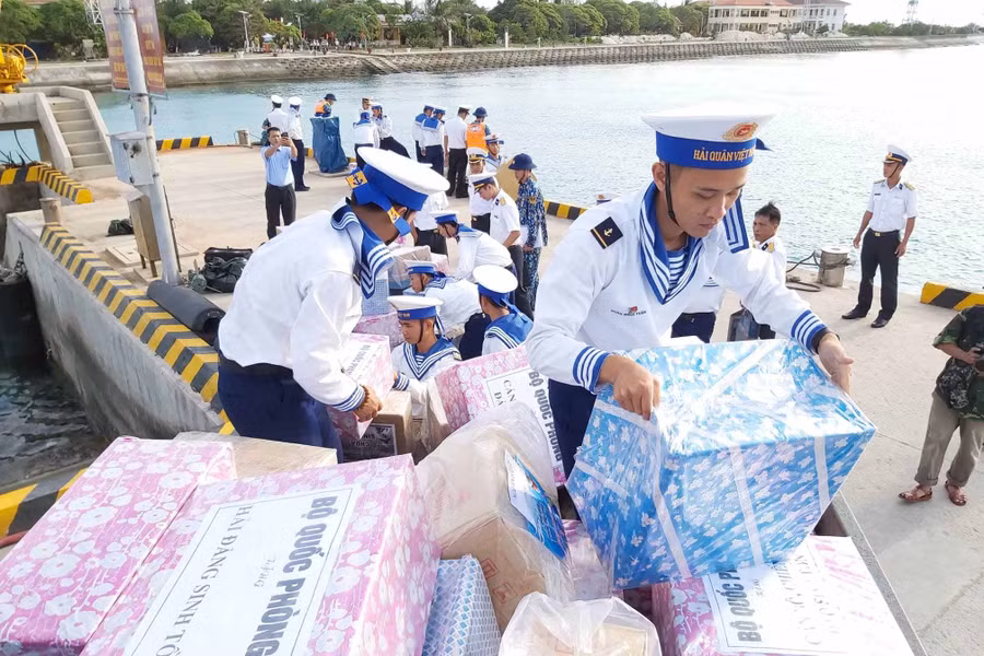 Tập kết quà Tết lên đảo Sinh Tồn. Ảnh: Nguyễn Diệp