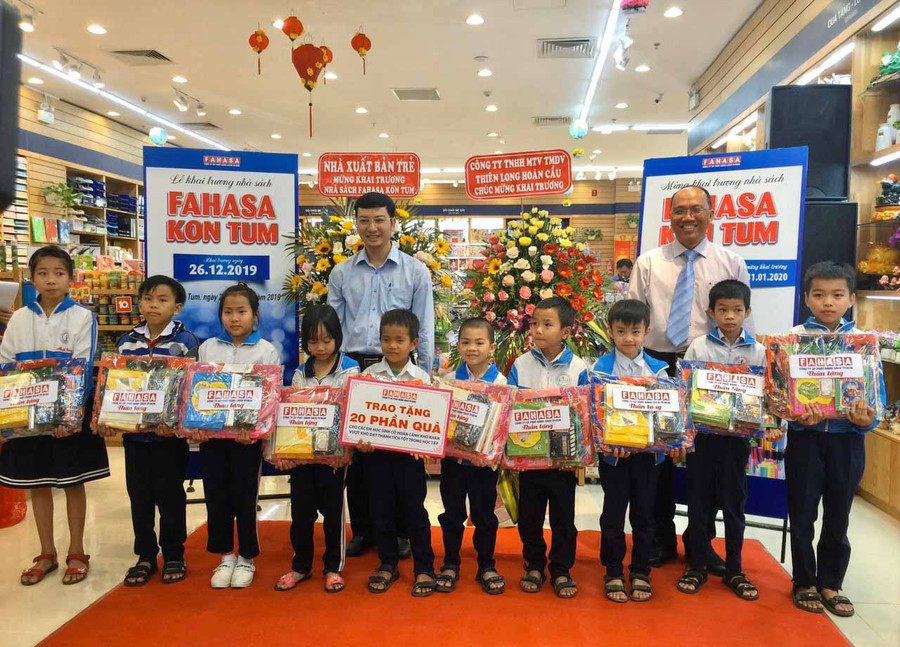 Nhà sách Fahasha tặng quà cho học sinh nghèo. Ảnh: Hoàng Ngọc