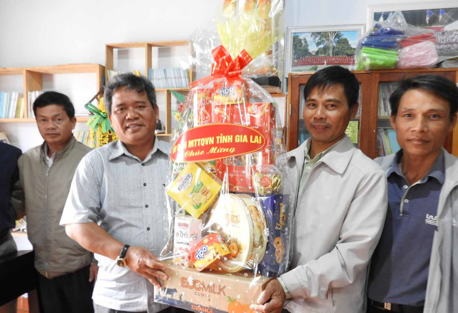Chủ tịch Ủy ban MTTQ Việt Nam tỉnh Hồ Văn Điềm chúc mừng đồng bào theo đạo nhân dịp giáng sinh. Ảnh: Thanh Nhật