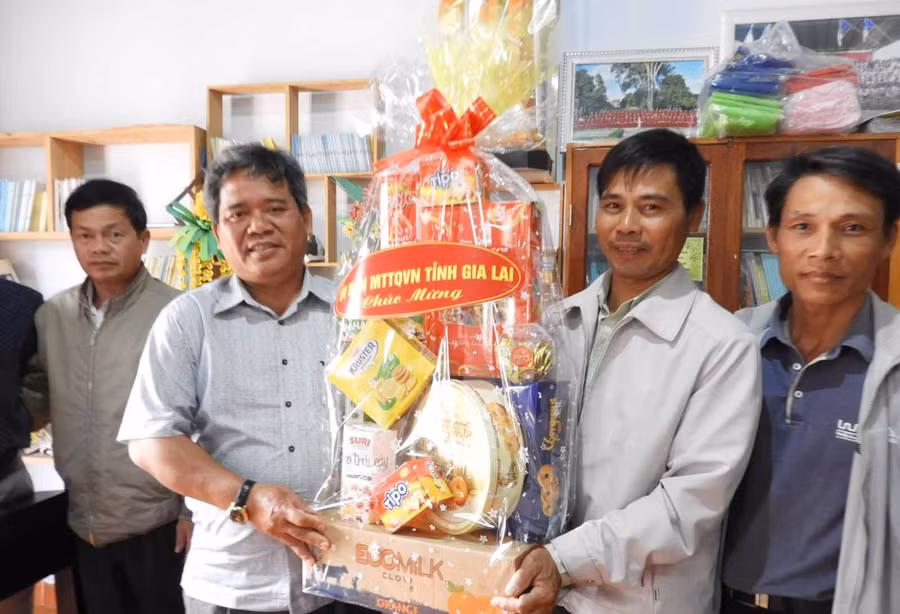 Chủ tịch Ủy ban MTTQ Việt Nam tỉnh Hồ Văn Điềm chúc mừng đồng bào theo đạo nhân dịp giáng sinh. Ảnh: Thanh Nhật