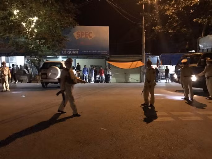 Lực lượng công an phong tỏa hiện trường - Ảnh: CTV