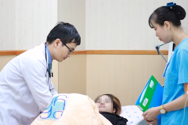 Bác sĩ khám cho một bệnh nhân ngạt khí do nằm than sưởi ấm - Ảnh: BVCC