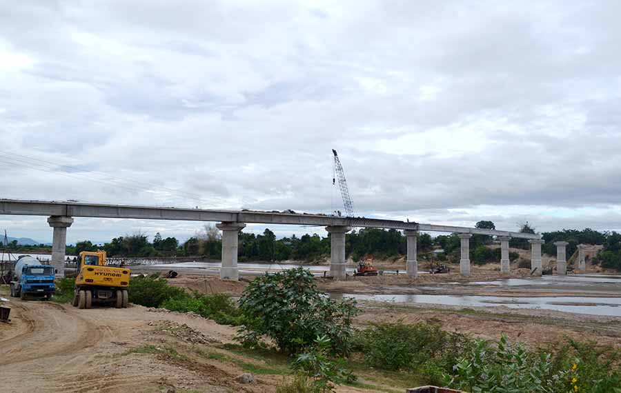 Thi công công trình cầu Ia Rmok bắc ngang sông Ba, nối 2 xã Phú Cần và Ia Rmok (huyện Krông Pa). Ảnh: L.H Thi công công trình cầu Ia Rmok bắc ngang sông Ba, nối 2 xã Phú Cần và Ia Rmok (huyện Krông Pa). Ảnh: L.H