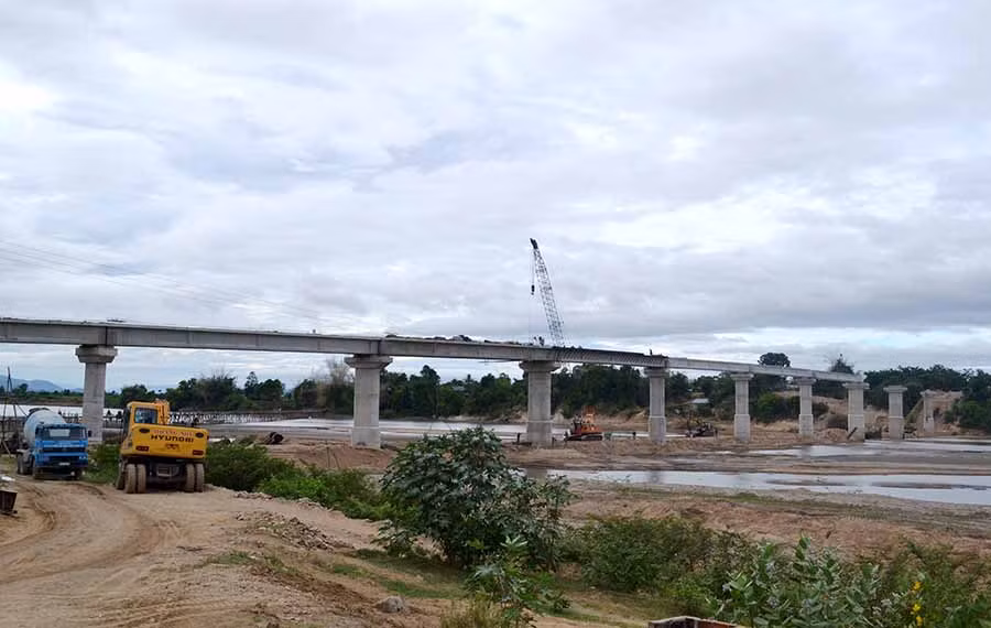  Thi công công trình cầu Ia Rmok bắc ngang sông Ba, nối 2 xã Phú Cần và Ia Rmok (huyện Krông Pa). Ảnh: L.H