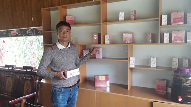 Những sản phẩm được chiết xuất từ cánh hoa hồng của gia đình anh Hoàn đang bán chạy trên thị trường hiện nay