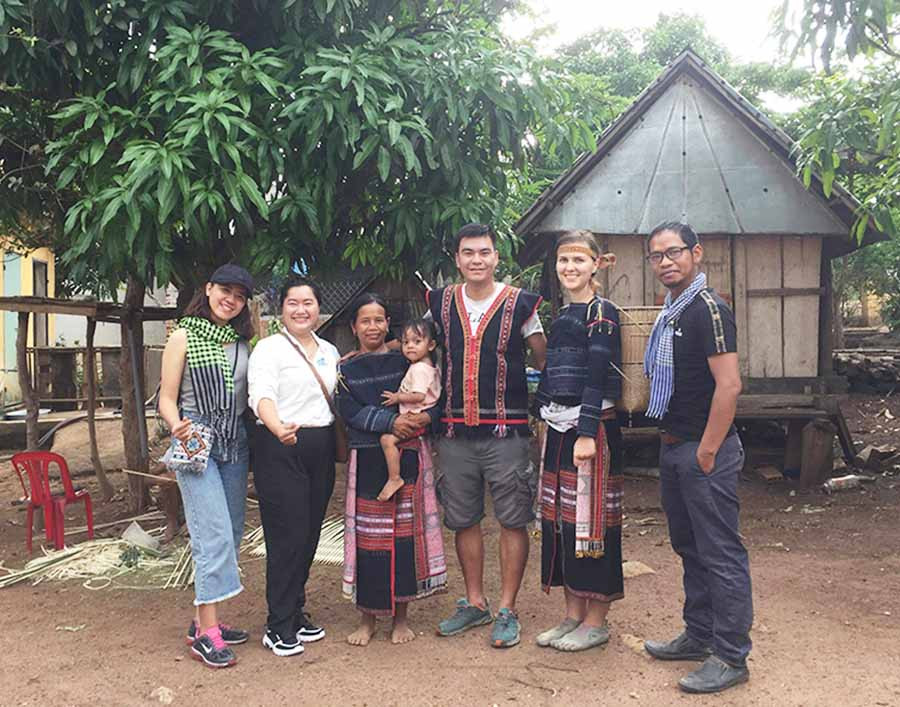  Du khách nước ngoài thích thú khoác lên người bộ trang phục truyền thống Bahnar. Ảnh: P.L