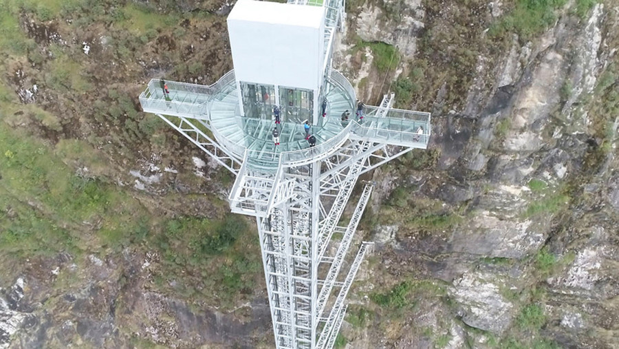 Cầu kính rồng mây có hệ thống thang máy lồng kính trong suốt