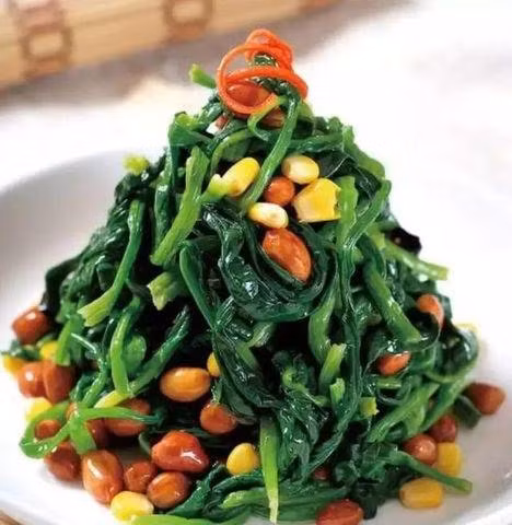 Xào rau cải bó xôi với lạc (đậu phộng) để nhân đôi hiệu quả dinh dưỡng.