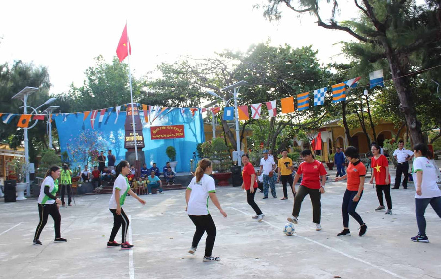  Giao lưu bóng đá nữ giữa phóng viên và các hộ dân trên đảo. Ảnh: Nguyễn Diệp