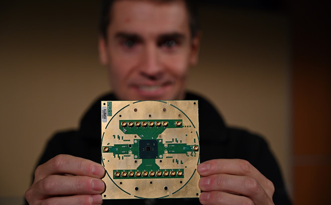 Stefano Pellerano, kỹ sư trưởng tại Intel Labs đang nắm bảng mạch chứa chip Horse Ridge dùng để điều khiển máy tính lượng tử - Ảnh: Intel Stefano Pellerano, kỹ sư trưởng tại Intel Labs đang nắm bảng mạch chứa chip Horse Ridge dùng để điều khiển máy tính lượng tử - Ảnh: Intel