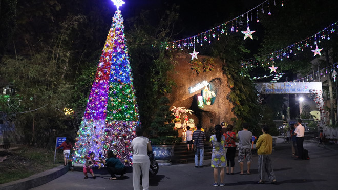 Khung cảnh nhà thờ được trang hoàng rực rỡ