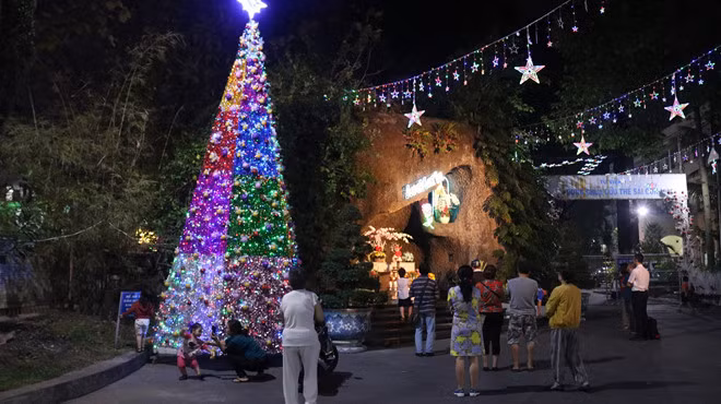 Khung cảnh nhà thờ được trang hoàng rực rỡ