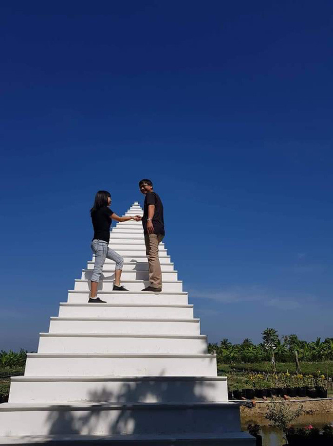 Thang vô cực cũng là điểm check in hấp dẫn thu hút du khách Thang vô cực cũng là điểm check in hấp dẫn thu hút du khách