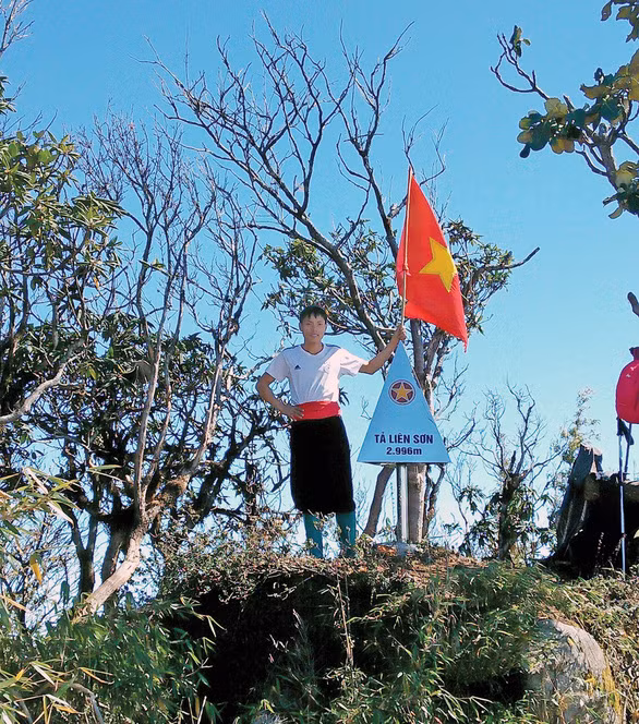 Chóp inox ghi độ cao 2.996m của đỉnh núi Chóp inox ghi độ cao 2.996m của đỉnh núi