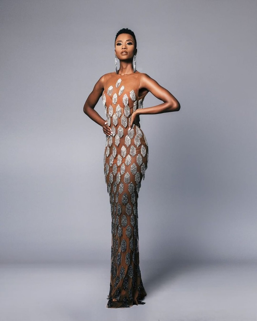 Zozibini Tunzi năm nay 25 tuổi, cao 1m80. Cô đăng quang ngôi vị cao nhất Hoa hậu Hoàn vũ Nam Phi 2019. Ảnh: ST.