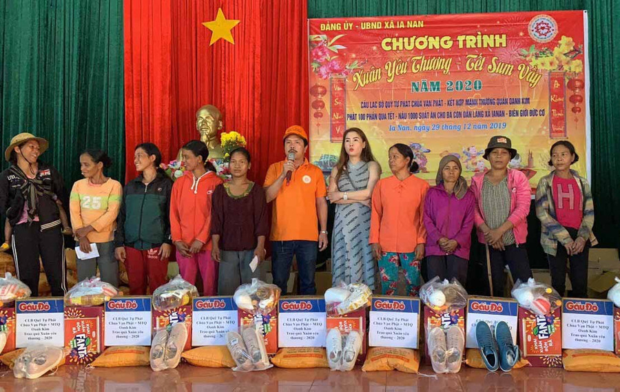 100 phần quà được trao đến tay các gia đình khó khăn. Ảnh: Văn Ngọc