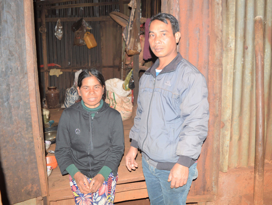  Vợ chồng chị Wơl bên căn nhà của mình. Ảnh: H.T