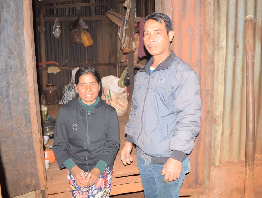  Vợ chồng chị Wơl bên căn nhà của mình. Ảnh: H.T