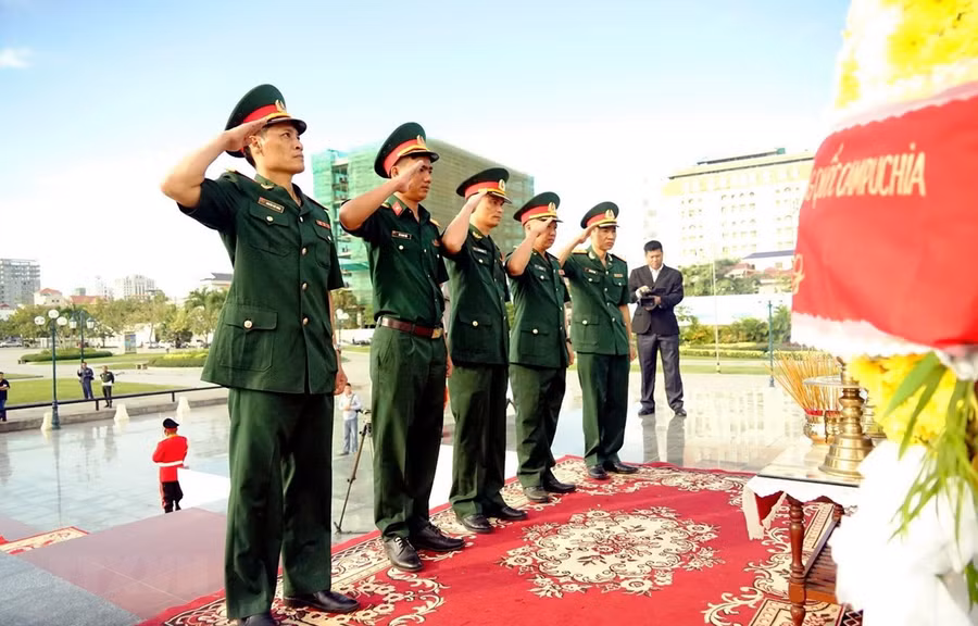 Dâng hương tri ân các anh hùng liệt sỹ tại Tượng đài Hữu nghị Việt Nam-Campuchia. (Ảnh: Trần Long/TTXVN)