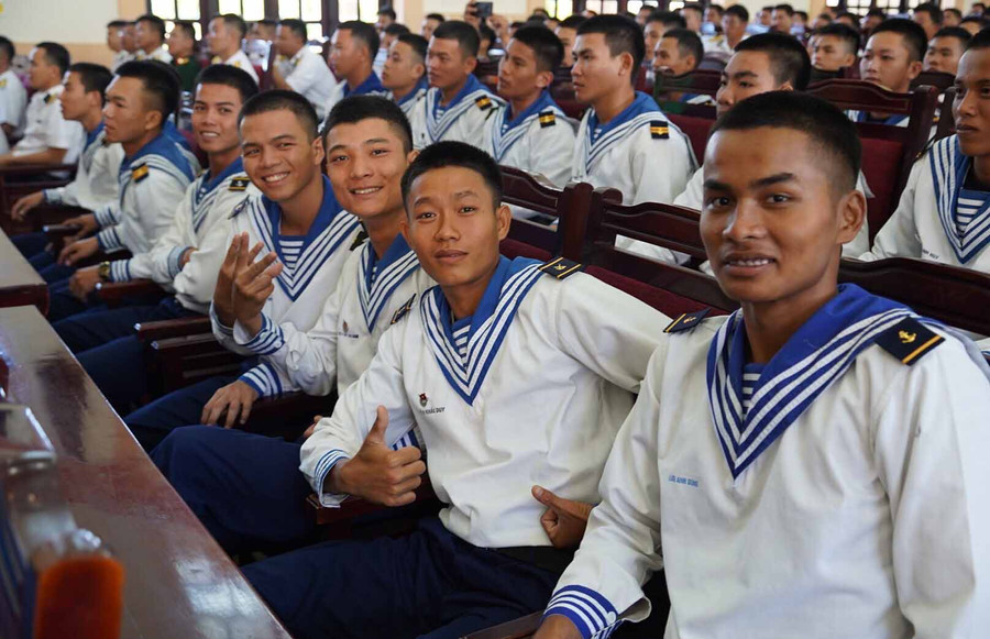 Cán bộ chiến sỹ tham gia chương trình. Ảnh: Nguyễn Diệp